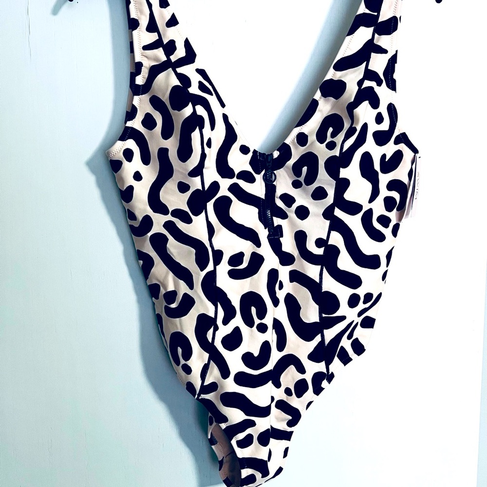 Victoria’s Secret Swimsuit Size M one piece New with Tags